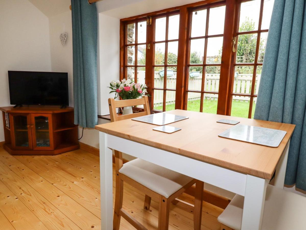 Little Orchard Barn Villa เซนต์ออสเทลล์ ภายนอก รูปภาพ